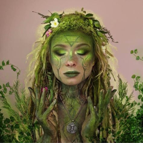 Earth Fairy Makeup, Medusa Halloween Costume, Mother Nature Costume, College Makeup, Earth Fairy, Paint Makeup, Face Paint Makeup, Green Fairy, Crystal Healing Stones