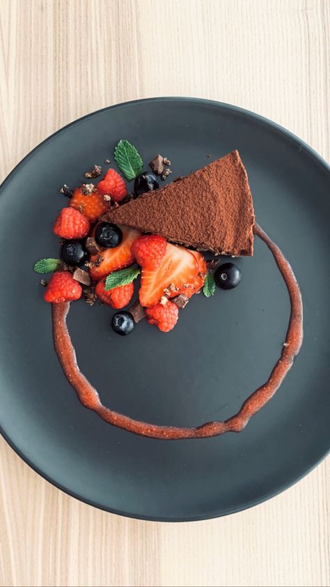 Chocolate Cheesecake plating ideas #dessert #cheesecake #plating #recipe Cheesecake Plating, Food Plating Design, Fancy Food Presentation, Food Presentation Plates, Dessert Cheesecake, Food Plating Techniques, Gourmet Food Plating, Fine Dining Desserts, Plating Ideas