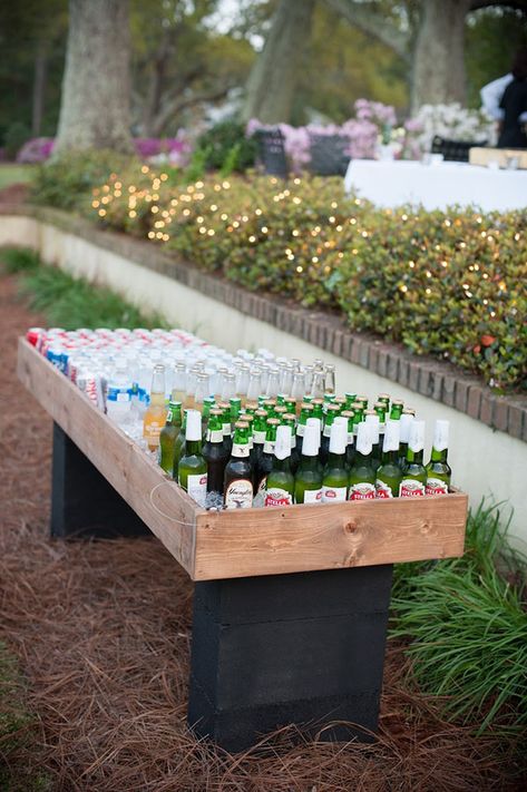 diy outdoor table drink cooler for rustic wedding ideas Backyard Bbq Wedding, Diy Outdoor Bar, Laid Back Wedding, Bbq Wedding, Picnic Wedding, Bbq Party, Garden Parties, Backyard Party, Backyard Bbq