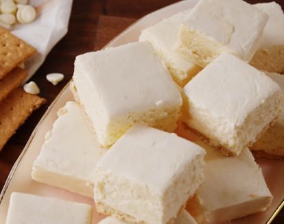 Best Cheesecake Fudge Squares. Graham crust. Filling: white chocolate chips, sweetened condensed milk, butter, vanilla, salt, instant cheesecake pudding mix, marshmallow fluff. Delish Cheesecake Fudge Recipe, Cheesecake Fudge, Yummy Candy, Cheesecake Pudding, Fudge Recipes Easy, Best Cheesecake, Fudge Easy, Marshmallow Fluff, Homemade Candies