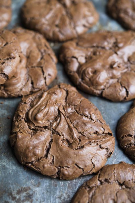 Meringue Cookies Chocolate, Chocolate Meringue Cookies Recipe, Chocolate Meringue Cookies, Flourless Chocolate Cookies, Instant Espresso, Rodjendanske Torte, Meringue Cookie Recipe, Meringue Desserts, Chocolate Meringue