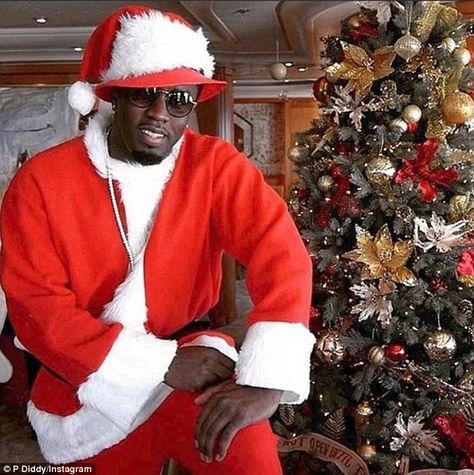 Santa daddy: P. Diddy, 47, posed as Santa on his $72million yacht in the Caribbean ... Black Santa Wallpaper, Celebrity Christmas Photos, Funny Christmas Pfp, Christmas Profile, Hosting Christmas Party, Funny Celebrity Pics, Outfits For Teenage Guys, Ava Couple, Christmas Pfp