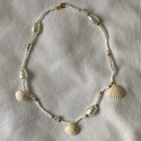 Coastal Granddaughter Beaded Jewelry, Sea Shell Bracelet Aesthetic, Seashell Beaded Bracelet, Beach Jewellery Aesthetic, She’ll Bracelet, Necklace With Seashells, Beach Shell Necklace, Shells Jewelry Ideas, Diy Beach Necklace