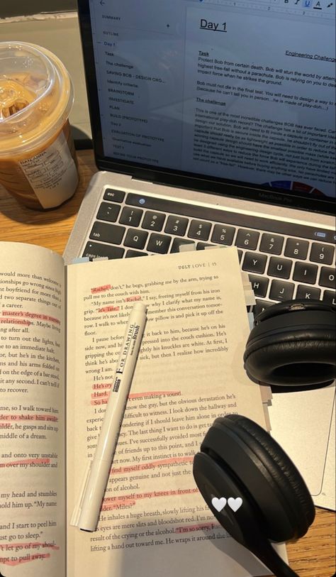 Homework Study Aesthetic, Organized Homework Aesthetic, Starbucks Reading Aesthetic, School Aesthetic Homework, Studying Asethic, College Homework Aesthetic, Aesthetic School Books, Studying At Starbucks Aesthetic, Romanticizing Homework