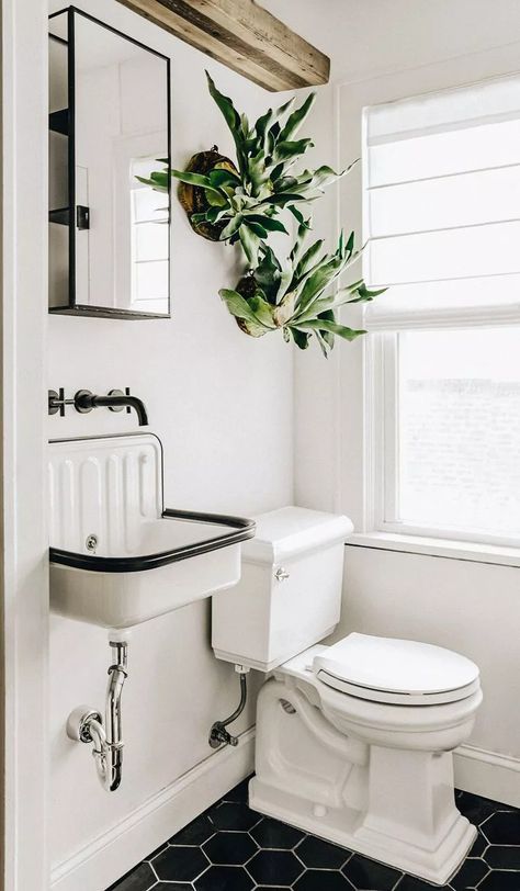 30 Popular Bathroom Paint Color Ideas for a Perfect Finish Update Small Bathroom, Small Bathroom Paint Colors, Small Bathroom Tile Ideas, Small Half Bathroom, Small Bathroom Paint, Bathroom Construction, Small Bathroom Tiles, Black Floor Tiles, Timeless Bathroom