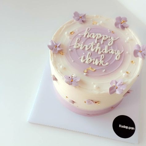 Minimalist 19th Birthday Cake, 2 Layer Cake Birthday Design Simple, 2 Layer Cake Ideas, Simple 2 Tier Cake Designs, 24th Birthday Cakes, Minimalistic Cake Designs, Pastel Purple Cake Aesthetic, Simple Cake Frosting, Birthday Cake 26th Birthday