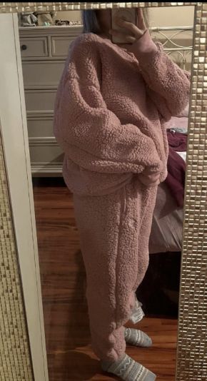 Cosy Outfit, Night Pajama, Girl Sweatpants, Womens Pjs, Winter Fashion Outfits Casual, Cold Outfits, Fleece Pajamas, Cute Comfy Outfits, Cute Fits