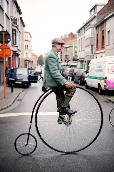 Just saw a gentleman in a top hat in Woodbury, NJ on a penny farthing like this. Amazing. #steampunk #victorian Giant Bicycle, Penny Farthing Bicycle, Gentleman Hat, Gent Belgium, Tweed Run, Antique Bicycles, Penny Farthing, Pony Express, Cycle Chic