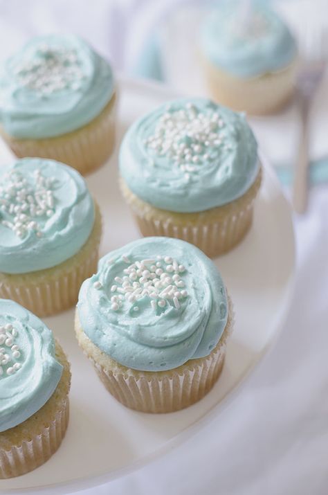 Vanilla Cupcakes - with light blue frosting. Maybe make for Father's Day. Vanilla Drawing, Blue Frosting, Easy Frosting, Blue Cupcakes, Blue Food, Shower Cupcakes, Cake Cupcakes, Bleu Pastel, Baby Shower Cupcakes