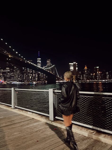 Nyc Night Pictures, New York Edgy Aesthetic, New York Photoshoot Aesthetic, City Photo Inspiration, Nyc Pictures Ideas, Nyc Christmas Picture Ideas, Nyc Aesthetic Pictures, City Girl Aesthetic Outfit, New York Girl Aesthetic