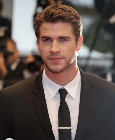 Hemsworth Brothers Liam, Side Part Guy Hair, Clean Facial Hair Men, Men’s Side Part, Liam Hemsworth Hair, Liam Hemsworth Hunger Games, Side Part Men, Hemsworth Brothers, Monster Creature