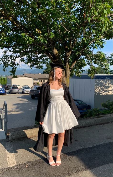 Grade 9 Graduation Dresses, Cute White Dresses Graduation Long, Senior Graduation Outfits High Schools, White Convocation Dress, Short White Homecoming Dress, White Grad Dresses High School, 8th Grade Graduation Dresses White, Formal White Dress For Graduation, Cute Graduation Dresses College