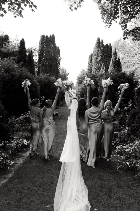 Bridesmaid Wedding Photos Wedding Photo Poses Bridesmaids, Wedding Party Photos Small Group, Wedding Ceremony Bridal Party, Bridesmaid Party Photos, Wedding Photos At Alter, Cool Bridesmaids Photos, Photos To Get At Your Wedding, Bridesmaids Photo Poses, Wedding Photos Just Bride