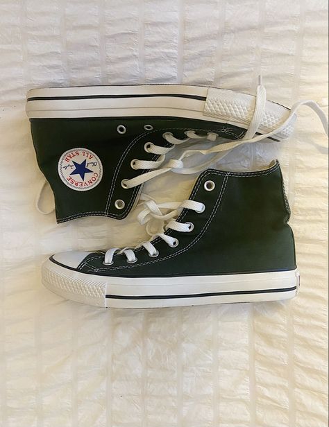 Converse That Go With Everything, Dark Green Converse Aesthetic, Emerald Green Converse, Dark Green Clothes Aesthetic, Dark Green Converse Outfit, Converse Verdes, Forest Green Converse, Forest Green Shoes, Dark Green Sneakers