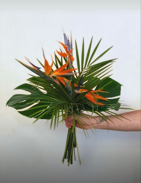 Exotic bouquet with Strelizia flowers, palm leaves and monstera Palm Flower Arrangement, Tropical Leaves Centerpiece, Jungle Wedding Bouquet, Flower Bouquet Tropical, Jungle Flower Arrangements, Monstera Leaf Bouquet, Palm Leaves Bouquet, Palm Wedding Bouquet, Monstera Flower Arrangement