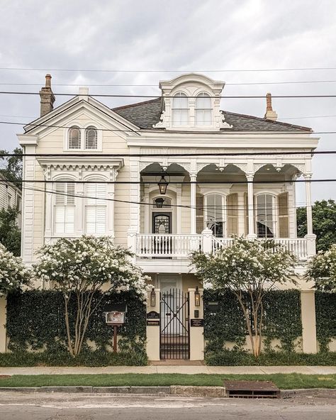 Little House Aesthetic, Large House Exterior, City House Exterior, Pretty House Exterior, New Orleans Living Room, House Inspo Exterior, Cute House Exterior, New Orleans House Exterior, Beautiful House Exterior