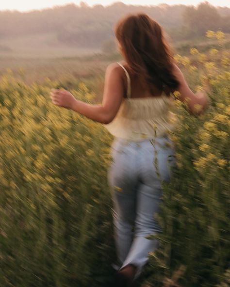 🌼flower child🌼 #photographer #photoshoot #summer #omaha #nebraska #flowershoot #yellowflowers Photography Ideas Of Nature, Foreground Interest Photography, Cute Outdoor Poses, Me Asthetic Picture, Field Fall Photoshoot, Lying In A Field Of Flowers, Film Style Photoshoot, Pictures In Fields Photo Ideas, Fall Vintage Photoshoot