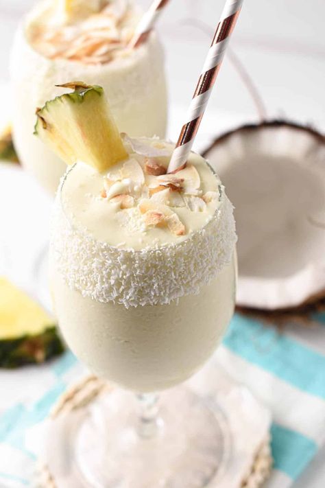 This Pina Colada Smoothie is like a refreshing frothy coconut pineapple smoothie perfect to welcome summer with tropical flavors. Plus, this is a vegan smoothie 100% dairy-free, gluten free and banana free Pineapple Banana Smoothie, Pina Colada Drinks, Smoothie Flavors, Pina Colada Smoothie, Vegan Breakfast Easy, Plant Kitchen, Healthy Vegan Breakfast, Pineapple Recipes, Coconut Smoothie