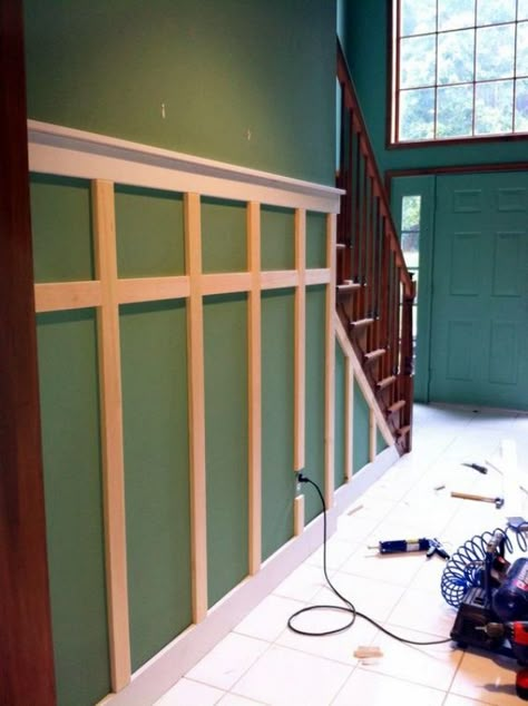 40 Simple Yet Classic Wainscoting Design Ideas - Bored Art Wainscoting Ideas, Wainscoting Bathroom, Wainscoting Styles, Diy Wainscoting, Board And Batten, Room Remodeling, Wainscoting, Craftsman Style, Room Lights