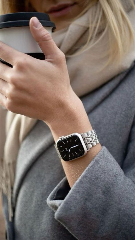 Watch Styling Women, Best Apple Watch Bands Women, Apple Watch Classy, Apple Watch On Women Wrist, Smart Watch Outfit, Apple Watch On Wrist, Apple Watch Aesthetic Bands, Best Apple Watch Faces, Apple Watch Styling