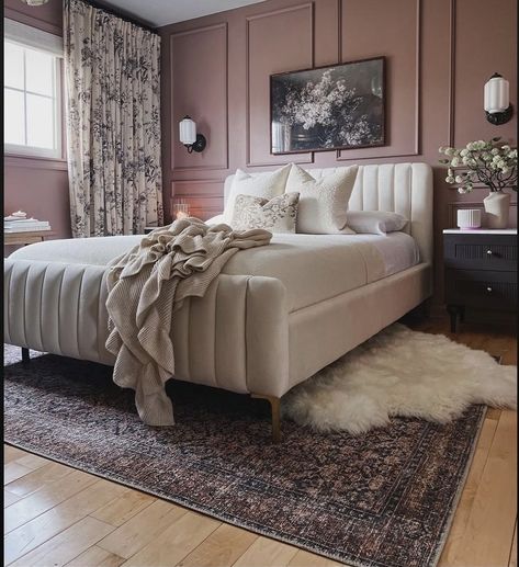 Salmon Bedroom, Mauve Bedroom, Dusty Pink Bedroom, Rose Bedroom, Murs Roses, Guest Bedroom Makeover, Pink Bedrooms, H Design, Bedroom Paint Colors