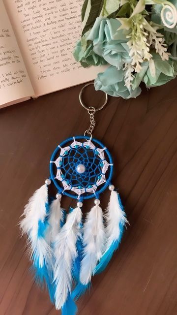 Handmade Car Decor, Diy Mini Dream Catcher, Mini Dreamcatcher Diy, Dreamcatcher Keychain Diy, Mini Keychains Diy, Small Dream Catcher Diy, Unique Dream Catcher Ideas, Cool Keychains Diy, How To Make Dream Catchers