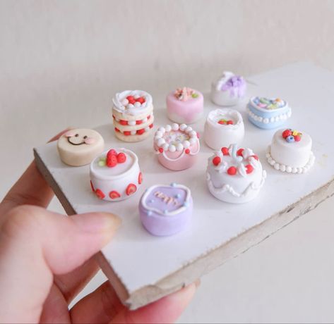 Clay Cake Aesthetic, Polymer Clay Mini Cakes, Miniature Clay Food Tutorial, Polymer Clay Aesthetic Ideas, Mini Clay Cake, Cute Polymer Clay Food, Cake Clay Art, Cute Airdry Clay Ideas, Polymer Clay Cakes