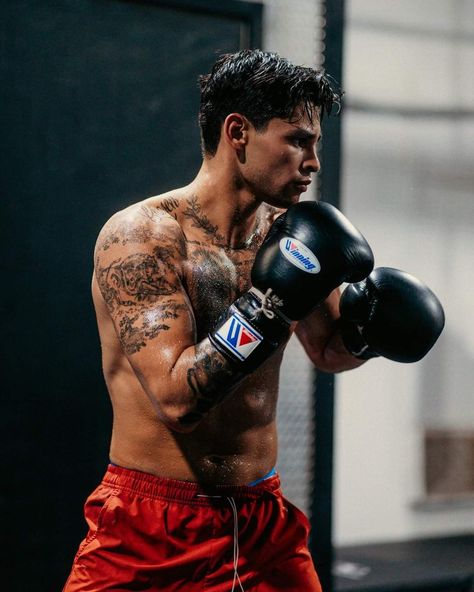 Ufc Fighters Men, Boxer Aesthetic, Ryan Garcia, Boxing Training Workout, Boxing Images, Ufc Boxing, Boxing History, Gym Guys, Endurance Workout