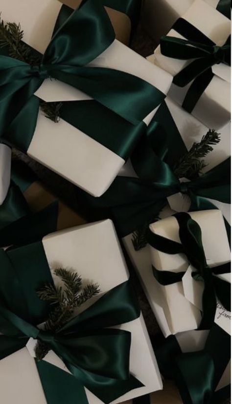 Idee Babyshower, Christmas Gift Packaging, Gift Wrapping Inspiration, Classy Christmas, Christmas Decor Inspiration, Christmas Tree Inspiration, Christmas Themes Decorations, Christmas Feeling, Christmas Inspo