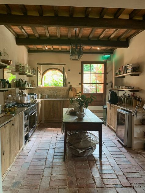 Italy House Aesthetic, Italy House Interior, Tuscan Kitchen Ideas, Italian House Interior, Italian Countryside House, Old Italian House, Tuscany Farmhouse, Tuscan Kitchens, Maine Kitchen