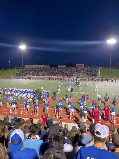 Homecoming Game Aesthetic, American Football Players High School, High School Dream Aesthetic, Football Aesthetic High School, Football Game Aesthetic High School, American Highschool Aesthetic, Football Game Aesthetic, American Highschool, Usa High School