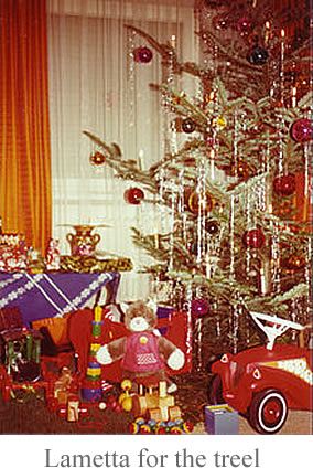 Lametta Christmas tree ByGone Christmases 70s 1970 Christmas, Bad Christmas, Vintage Christmas Party, Childhood Christmas, Christmas Nostalgia, 70s Christmas, Tinsel Christmas, Vintage Christmas Photos, Brown Tree