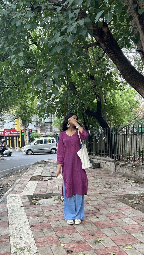 college fit // desi Kurta Ideas For College, Indian University Outfits, College Outfits Traditional, Desi Aesthetic College Outfits, Casual Indian Outfits For Women, Kurti Casual Outfit, Indian Girls Outfit, Casual Desi Outfits College, Modern Desi Outfits Casual