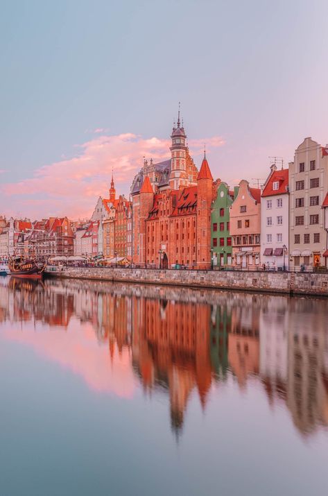 New Palace, Gdansk Poland, Cities To Visit, Colorful Houses, Poland Travel, Colorful Places, Venice Travel, Beautiful Streets, Cities In Europe