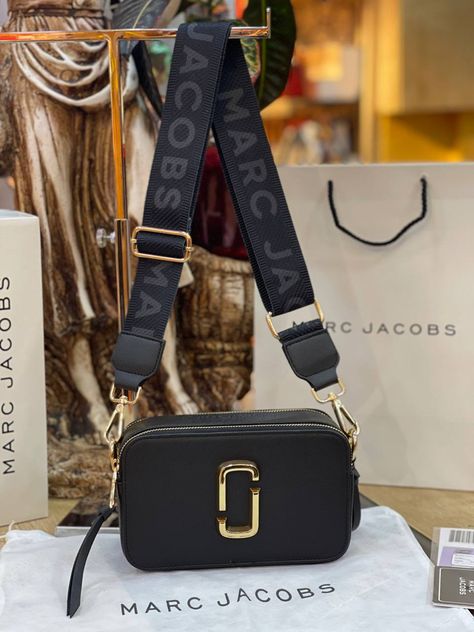 Marc Jacobs Bag Outfit, Trendy Bags 2023, Marc Jacobs Snapshot Bag Outfit, Snapshot Marc Jacobs, Tas Lv, Cross Bags, Luxury Crossbody Bag, Marc Jacobs Snapshot Bag, Bags Marc Jacobs