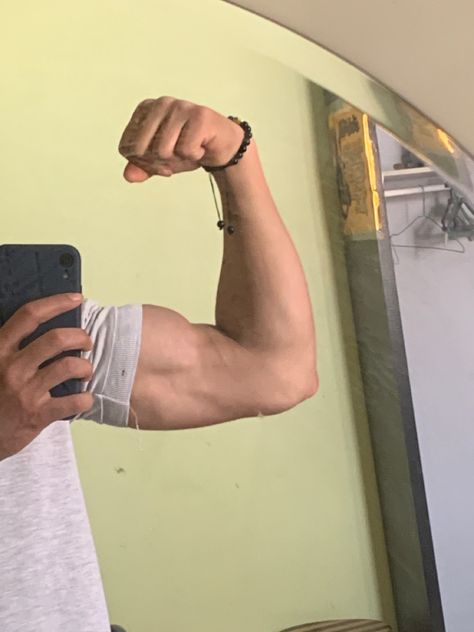 Male Arms Aesthetic, Bicep Drawing Reference, Bicep Flexing Men, Big Arms Aesthetic, Bicep Pic, Muscular Boyfriend, Biceps Aesthetic, Muscular Arm, Arm Photo