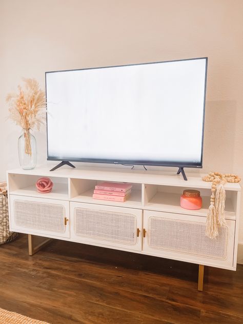 Cute Tv Stand Ideas Living Rooms, Apartment Decor Tv Stand, Apartment Decor Pops Of Color, Preppy Tv Stand Decor, College Apartment Tv Stand, Apartment Tv Room Ideas, Preppy Tv Console, Preppy Tv Room, Cute Townhouse Decor Ideas