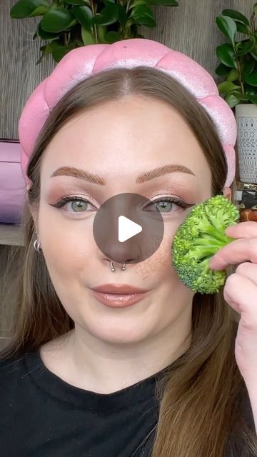 Breyonna on Instagram: "Broccoli Freckle Hack!! 🥦 Are you into fake freckles?? 

@milanicosmetics cheek kiss cream bronzer hey honey 

Makeup challenge, faux freckles, fake freckles, viral makeup, fake freckle hack, makeup trend, spring makeup, easy makeup, everyday makeup 
#milani #makeupartist #makeup #makeuptutorial #makeupvideos #makeupvideo #makeupinspiration #makeupideas #makeupinspo #undiscoveredmuas #undiscovered_muas #wakeupandmakeup #easymakeup #everydaymakeup #inssta_makeup #fakefreckles #fauxfreckles #eyeshadow #eyeliner #eyemakeup #makeupchallenge #makeuptransformation #makeupreels #beautyreels" Freckles With Eyeshadow, Fake Freckles Tutorial, Faux Freckles Makeup, Honey Makeup, Makeup Freckles, Makeup Fake, Common Makeup Mistakes, Freckles Makeup, Fake Freckles