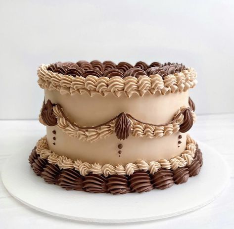 Vintage Cake Design Chocolate, White And Brown Cake Design, Vintage Cakes For Men, Vintage Chocolate Cake Decoration, Brown And White Cake Design, Vintage Cake Chocolate, Chocolate Lambeth Cake, Fall Vintage Cake, Elegant Cake Decorating Ideas