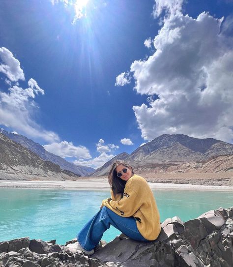 Himachal Travel Outfit, Picture In Mountain, Poses On Mountain Top, Outfits For Leh Trip, Scenic Photo Poses, Poses With Mountains, Haridwar Outfit Ideas, Mountains Trip Outfit, Pose For Mountain View