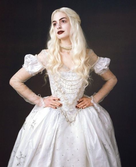 White Queen Alice In Wonderland, White Queen Costume, Queen Alice In Wonderland, Alice In Wonderland Makeup, Wonderland Makeup, Queen Alice, Colleen Atwood, Alice In Wonderland Dress, Alice In Wonderland Aesthetic