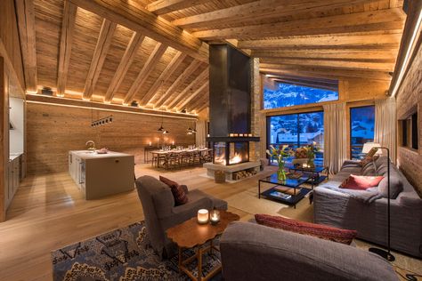 Chalet Mckinley in Zermatt - Le Collectionist Wood Attic, Luxury Chalet Interior, Swiss House, Chalet Interior Design, Alpine House, Modern Chalet, Attic Ideas, Chalet Interior, Chalet Design