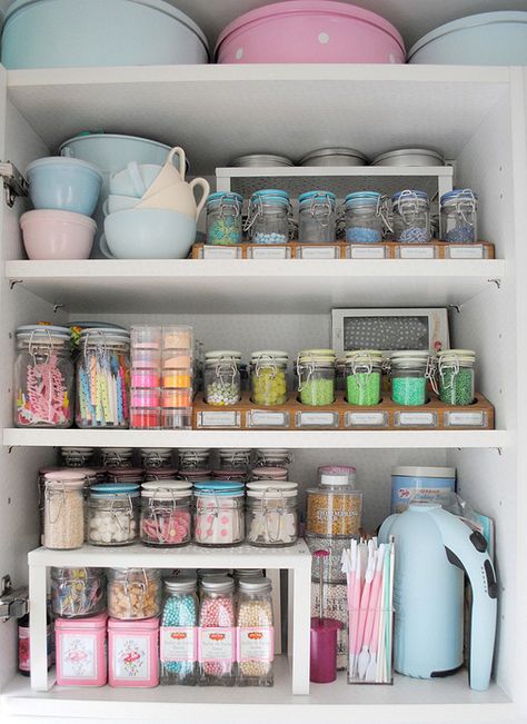 Get your kitchen fall-baking-ready with these simple organizing tips: http://www.bhg.com/blogs/better-homes-and-gardens-style-blog/2014/09/11/organize-this-baking-supplies/?socsrc=bhgpin102014 Baking Supplies Organization, Baking Organization, Baking Cupboard, Clever Kitchen Hacks, Baking Storage, Baking Station, Organized Pantry, Casa Vintage, Home Organisation