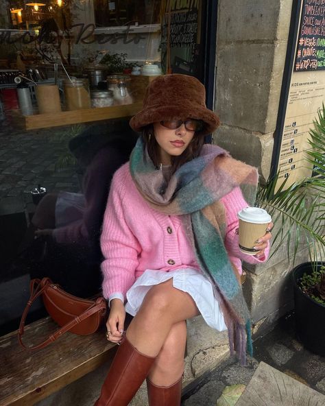 Pink Beret Outfit, Pink Outfit Winter, Winter Nyc Fashion, Summer In Europe Outfits, Beret Outfit, Winter Board, Beret Fashion, Europe Outfits, Cold Weather Fashion