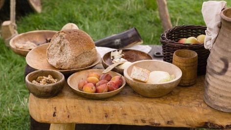 This is a current and ongoing search for medieval foods that can be eaten by hand or are easily made at camping events. Easy medieval finger foods include bread, apples, hard boiled eggs, tarts filled with meat, cheese or fruit (or a combo of these), and other small food items. These camping recipes can be made with relatively few ingredients, 1-2 pots, no food processor, and their ingredients can be kept in camp coolers. Viking Diet, Viking Food, Camping Foods, Medieval Recipes, Stone Soup, Facts For Kids, Medieval Times, Bread Board, Food Supply