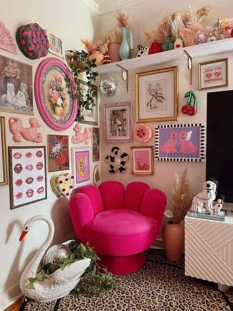 Maximalist Funky Decor, Funky Pink Aesthetic, Apartment Maximalist, Maximalist Homes, Unique Apartment Decor, Y2k Home Decor, Funky Living Room, Women Cave, Funky Room