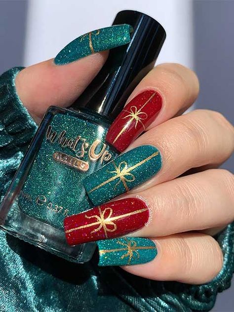 Long square-shaped sparkling glitter green and red Christmas nails adorned with gold glitter gift wrap nail art #christmasnails Green And Red Christmas Nails, Red Sparkly Nails, Sparkly Christmas Nails, Red And Silver Nails, Green And Red Christmas, Star Nail Designs, Red And Gold Nails, December Nails, Red Christmas Nails