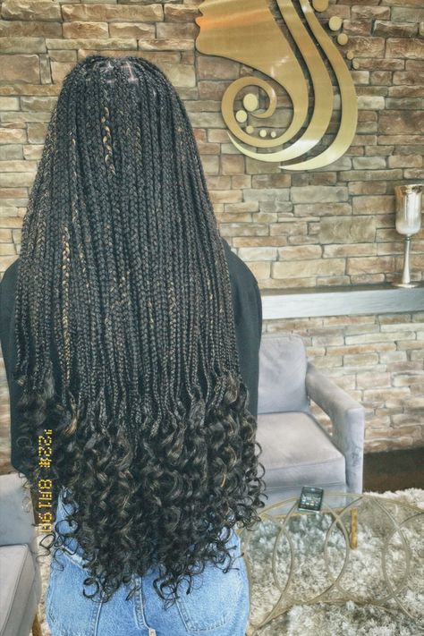 Knot Less Braids With Curls At The End, Curly Braids At The End, Long Knotless Curly Ends, Box Braids With Ends Curled, Small Knotless Box Braids Long Curly Ends, Box Braid Curled Ends, Braids For Black Women With Curls At The End, Curly Knotless Box Braids Medium, Black Knotless Braids With Curls At The End