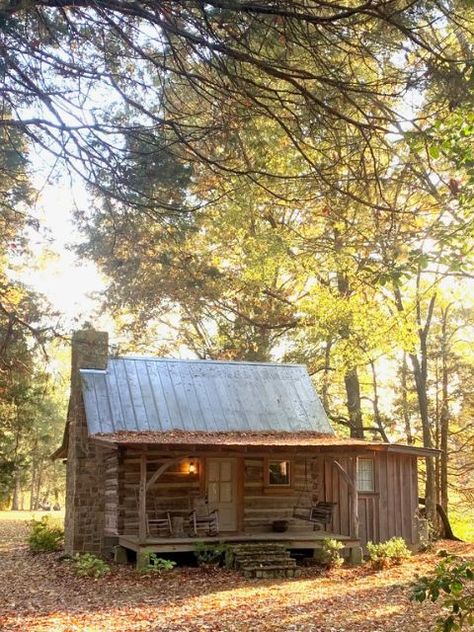 Western Log Cabin, Old Cabin Interior, Trapper Cabin, Rustic Hunting Lodge, Small Rustic Cabin, Old Log Cabin, Loft Layout, Dream Homestead, Rustic Houses