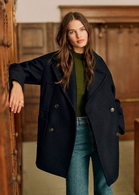 Sacha Coat - Navy - Recycled wool - Sézane Navy Coat Outfit, Tomboy Stil, Navy Wool Coat, Navy Outfit, Navy Coat, Pondicherry, Denim T Shirt, Fall Winter Wardrobe, Coat Outfits